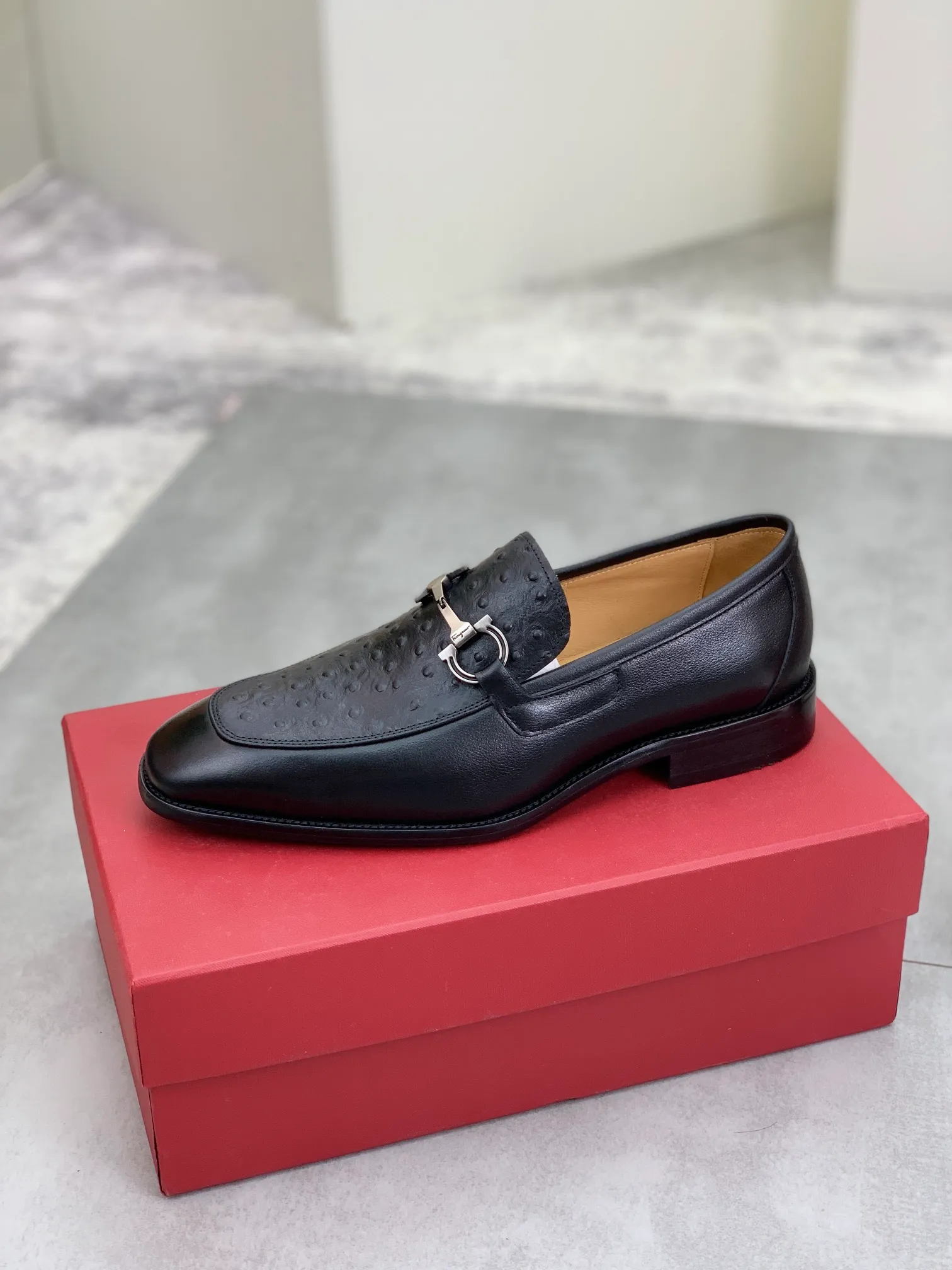 Men's Men's Shoes 💰P460💰[New Style] Water-dyed Niuli 🆘[Salvatore Ferragamo] Ferragamo's latest casual business leather shoes for men! Available at counters simultaneously! The fabric is made of specially imported original pebbled calfskin, and the lining is made of imported water-dyed cowhide. It is absolutely luxurious and leads the fashion trend. Matching code: 38-45 (46 can be customized) multiple colors available
